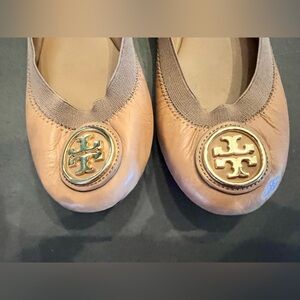 Women’s Tory Burch Light Tan w Gold Logo Leather Elastic Ballet Flats, size 8